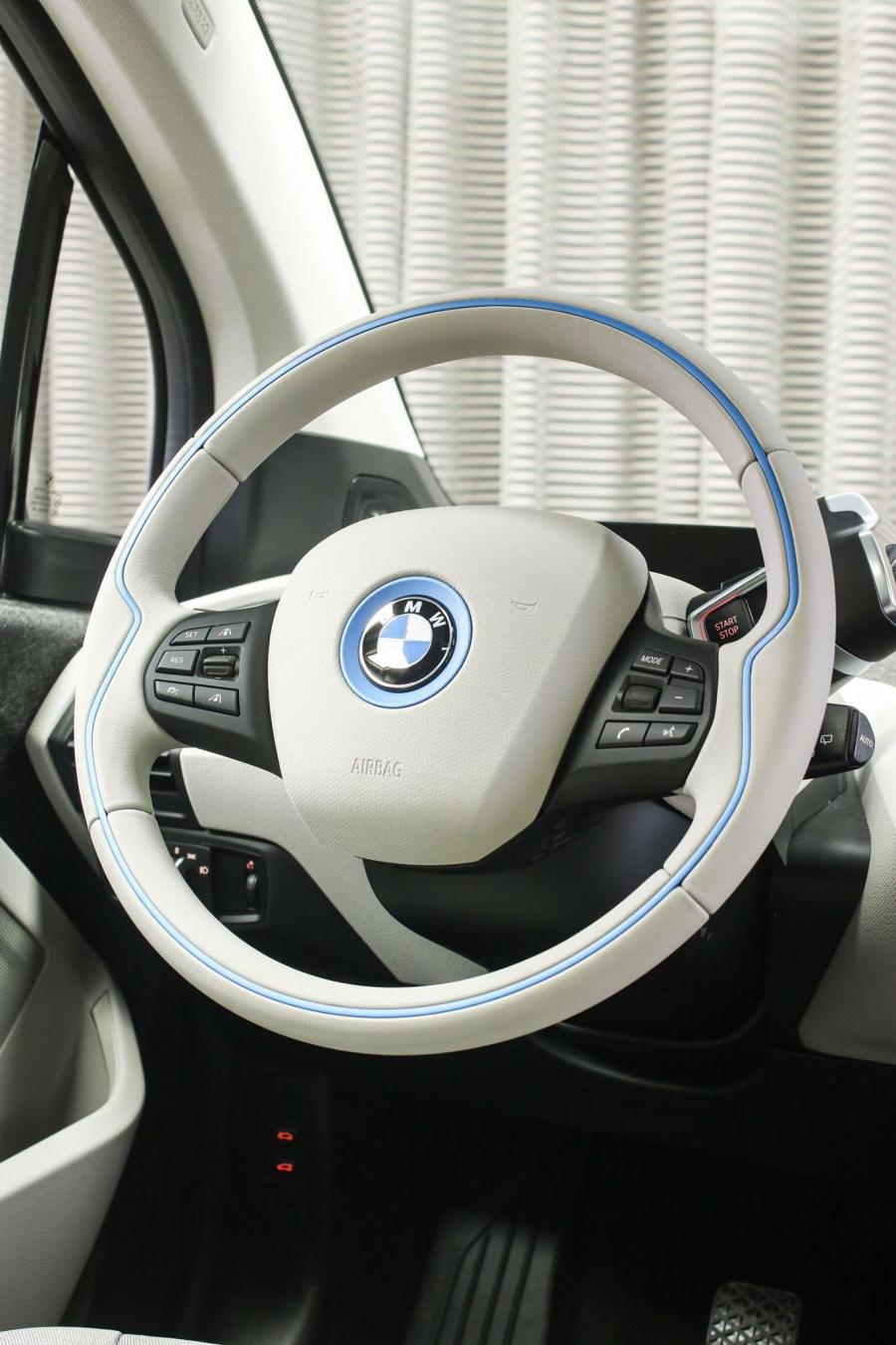 Детали интерьера BMW i3s (I01) 2019 года  (фото 20 из 20)